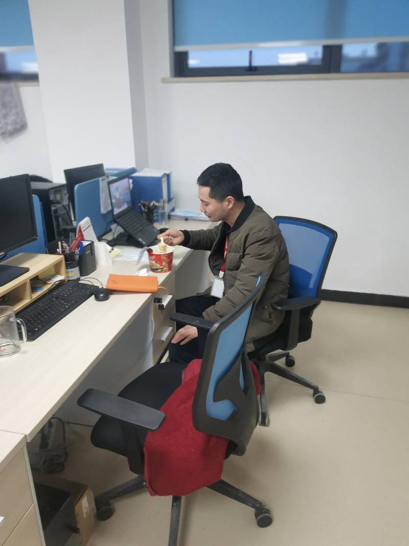 開發(fā)部張林海，在疫情爆發(fā)的時(shí)候毅然決然從新昌來到了上海，真正的逆行者，和上海的開發(fā)部同事一起共克時(shí)艱(1).jpg
